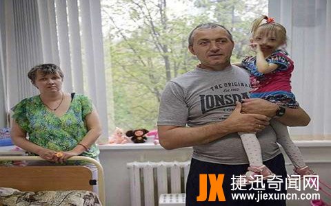 俄小女孩出世就没嘴巴,医生劝父母安乐死,父母不能接受