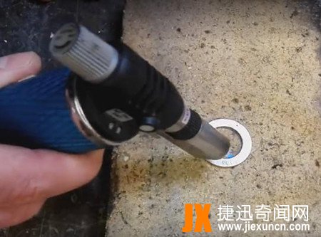 男子用硬币为女友打造戒指被嘲笑,结果造出惊人
