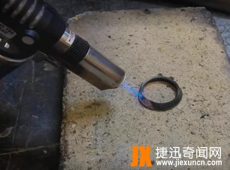 男子用硬币为女友打造戒指被嘲笑,结果造出惊人