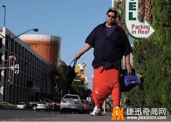 世界上阴茎最大的人，乔纳·福尔肯(巨屌长34厘米)