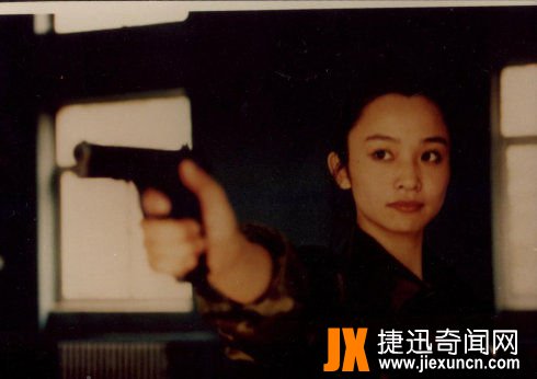 边梅持枪