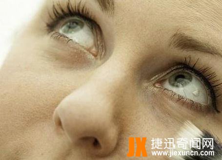 美国美女整容,竟切开眼球往里放金属装饰
