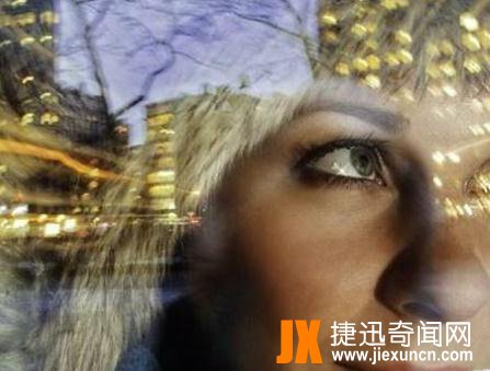 美国美女整容,竟切开眼球往里放金属装饰
