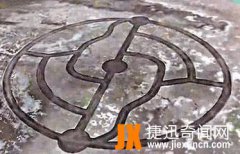 青藏公路边上出现神秘大面积怪圈