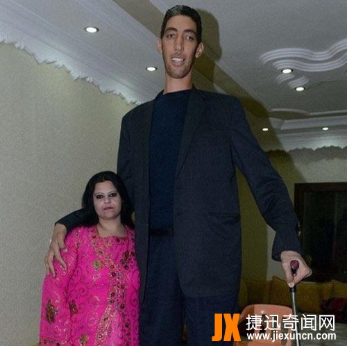 世界第一高人苏尔坦,妻子站旁边很难入镜