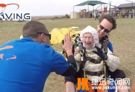 102岁奶奶玩跳伞 成为全球最年长的跳伞玩家