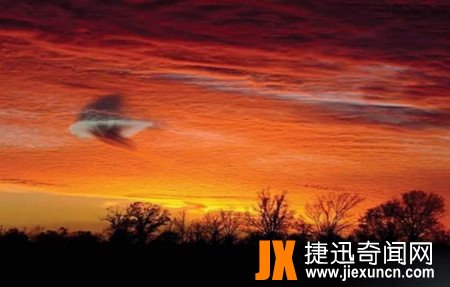  盘点十大最怪异的天气现象,“死亡冰手指”“幡状云”“空中降鱼”