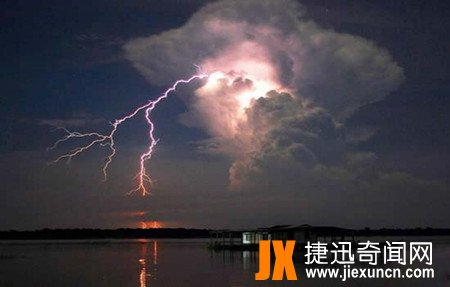  盘点十大最怪异的天气现象,“死亡冰手指”“幡状云”“空中降鱼”