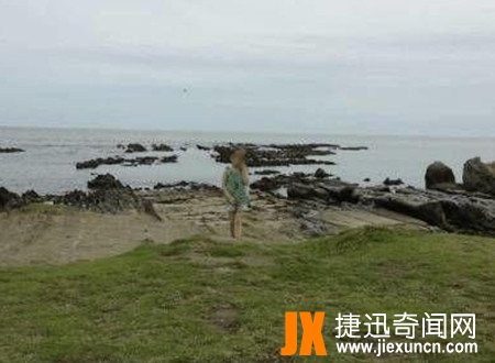 神奈川小女孩照片:父亲带女儿去日本度假,在海边玩耍时拍了照片，一看照片，太恐怖