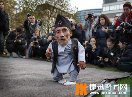 世界上最矮的男人,75岁去世,是世界上最矮的成年男人