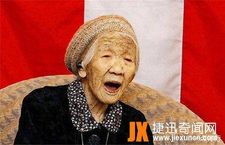 世界最长寿老人117岁,每天最爱下棋练习书法