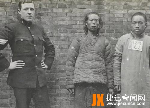 晚清珍贵老照片:乞丐衣衫不整,大内侍卫威武霸气,颠覆众人想象