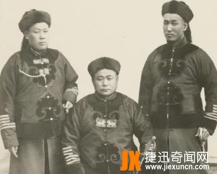晚清珍贵老照片:乞丐衣衫不整,大内侍卫威武霸气,颠覆众人想象