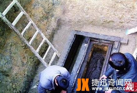 千年古墓走出活女尸