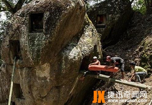 千年古墓走出活女尸