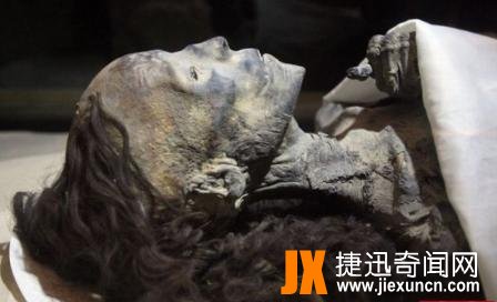 千年古墓走出活女尸