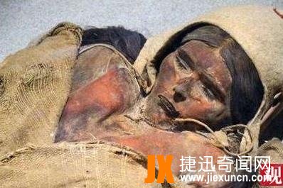 千年古墓走出活女尸