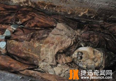千年古墓走出活女尸
