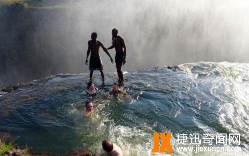 魔鬼池(魔鬼游泳池)是世界上最危险的游泳池，位于110米高瀑布顶端