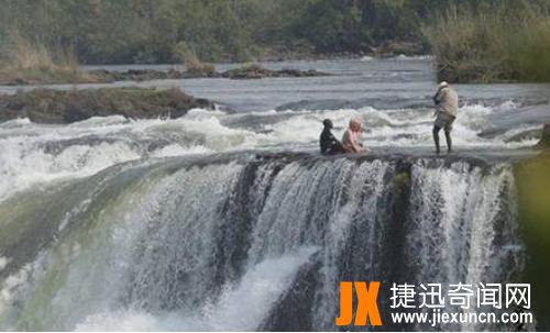 魔鬼池(魔鬼游泳池)是世界上最危险的游泳池，位于110米高瀑布顶端