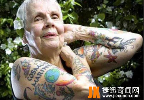 纹身老了后的恶心图片