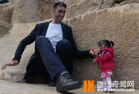 世界上最高的人和最矮的女人相遇