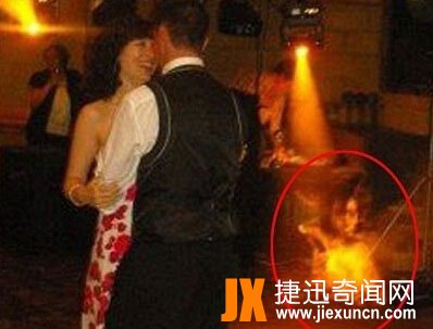 照片上竟然有一个神秘“鬼影”