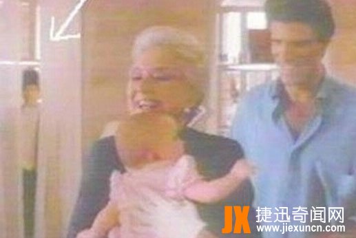 窗帘后出现了一个男孩