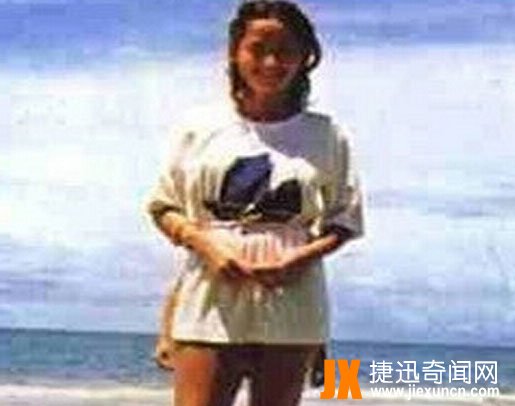 女子身后的手