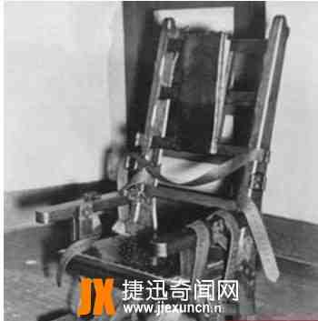 女巫的椅子：欧洲古刑法,女巫被扒光绑在满满尖刺的铁凳子上拷打