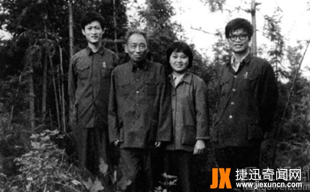 陈独秀墓前子孙合影
