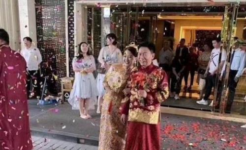 62岁大爷霸气迎娶26岁美女 网友：丈母娘看女婿越看越有趣
