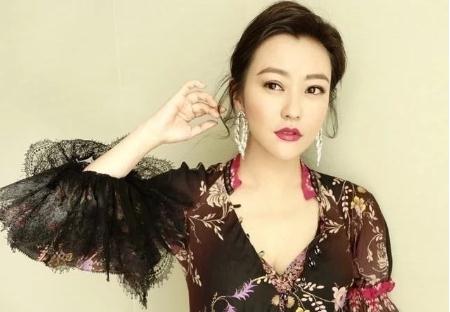 郝蕾的情感经历一波三折 兜兜转转如今41岁依旧韵味十足