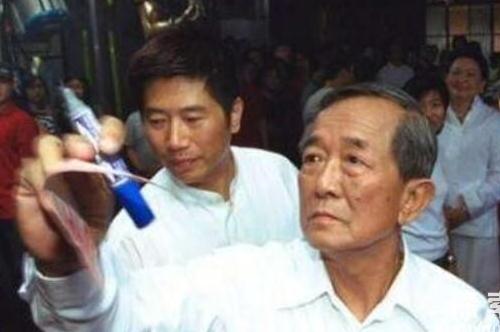 白龙王预言张国荣前世，白龙王认为张国荣在劫难逃（避而不见）