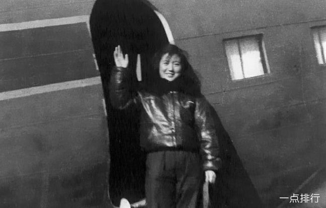 硬核女飞行员奶奶重返蓝天 82岁依旧不忘初心