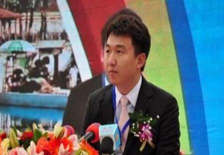 许家印儿子资料曝光 小儿子纨绔奢靡/大儿子拥有真才实学