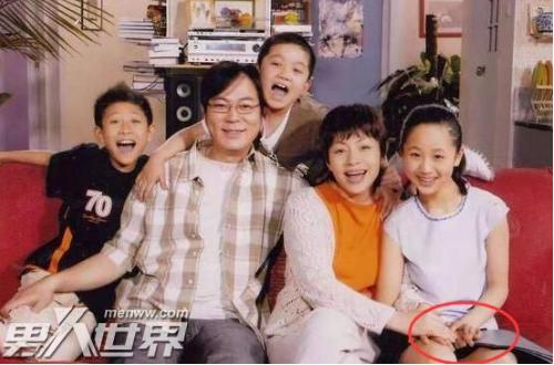 家有儿女诡异的全家福 其实都是光线作用