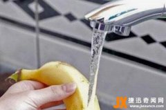 香蕉如何保存的久：用保鲜膜包裹香蕉根茎(减缓成熟速