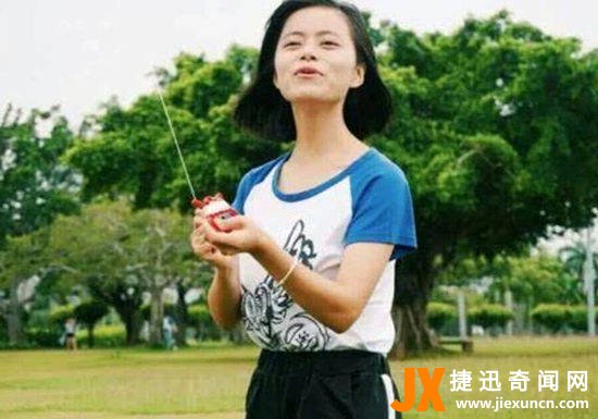 马云一家四口图片  马雪