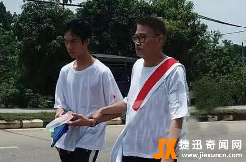 吴孟达老婆照片(吴孟达遗孀和子女露面颜值高)