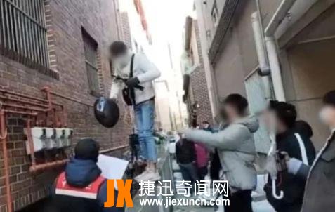 赵斗淳住所前上百抗议者彻夜高喊