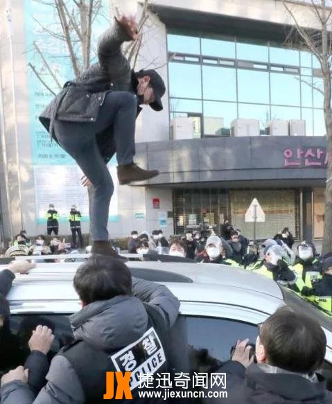 赵斗淳住所前上百抗议者彻夜高喊